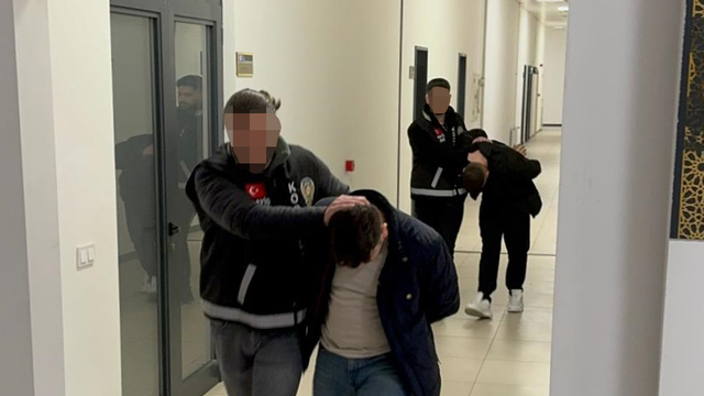 Kocaeli'de kendilerini polis olarak tanıtıp dolandırıcılık yapan 2 zanlı tutuklandı