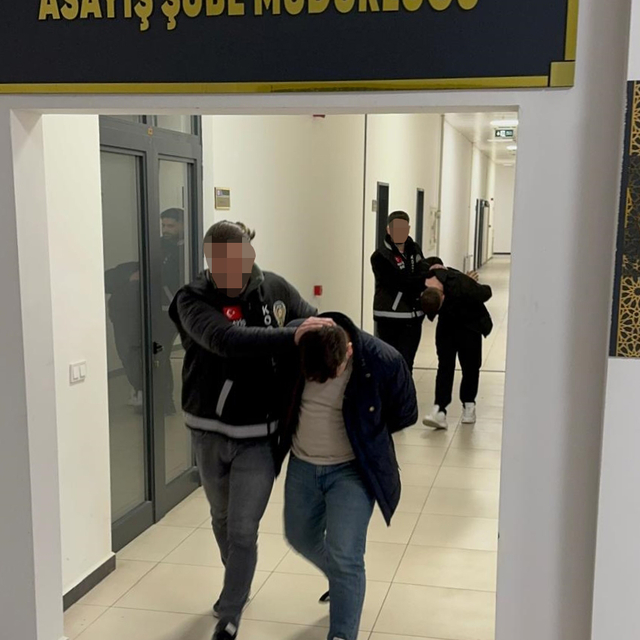 Kocaeli'de kendilerini polis olarak tanıtıp dolandırıcılık yapan 2 zanlı tu...