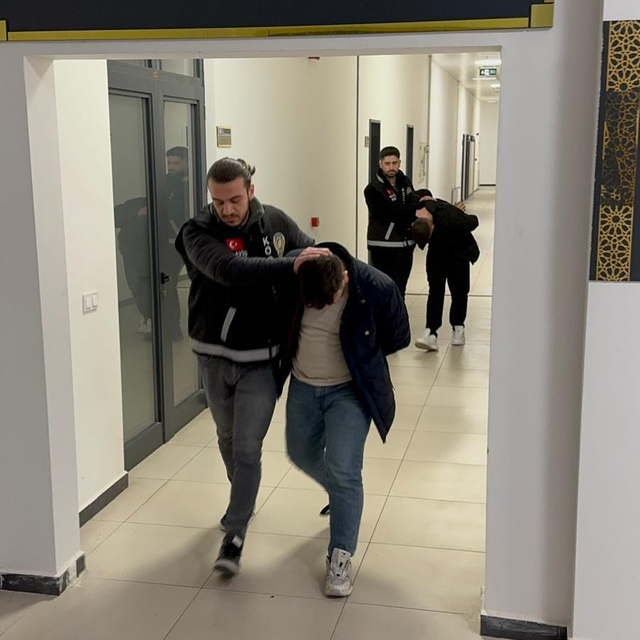 Kendilerini polis olarak tanıtıp, 1 milyon TL dolandırıcılık yapan şüphelil...