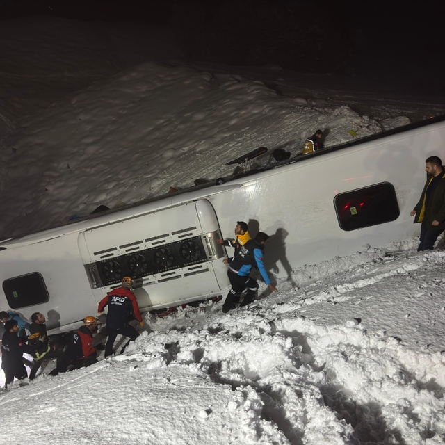Bingöl'de yolcu otobüsü şarampole devrildi