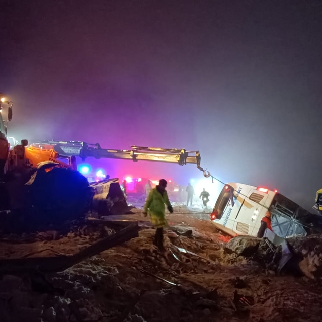 Bingöl'de yolcu otobüsü şarampole devrildi: 4 ölü, 32 yaralı