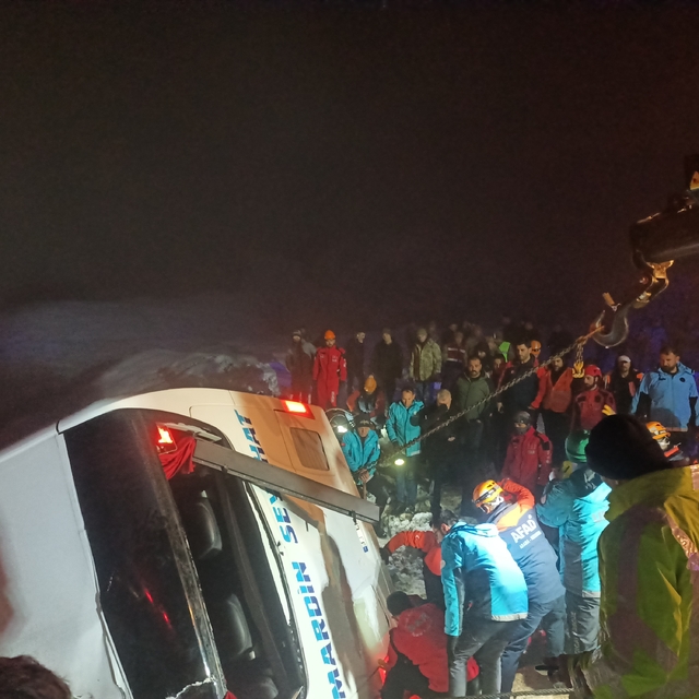 GÜNCELLEME - Bingöl'de yolcu otobüsünün devrilmesi sonucu 4 kişi öldü, 32 k...