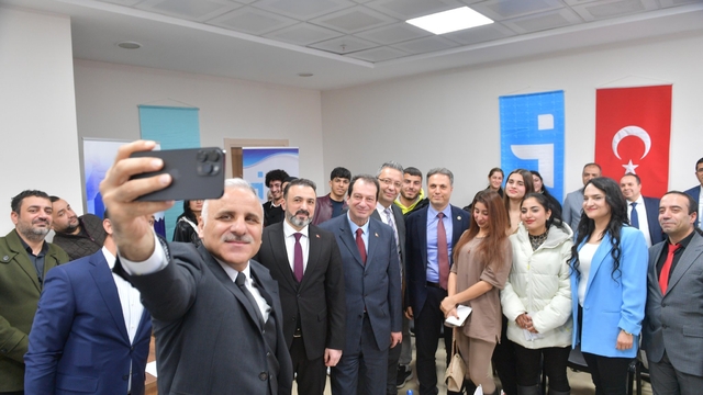 Diyarbakır Valisi Zorluoğlu, danışma ofisinde üniversite öğrencileriyle bir araya geldi