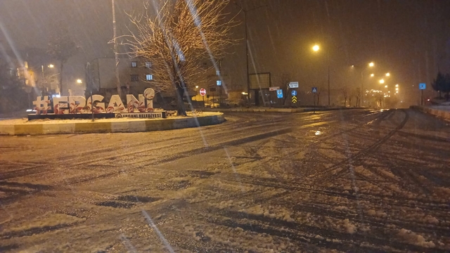 Diyarbakır'da kardan kapanan 216 kırsal mahalle yolu açıldı (2)