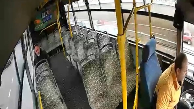 Seyir halindeyken şoförün bayıldığı özel halk otobüsünü yolcu durdurmaya çalıştı; o anlar kamerada
