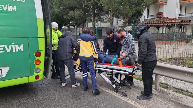 Kocaeli'de sürücüsü direksiyon başında fenalaşan otobüsü yolcunun durdurması kamerada