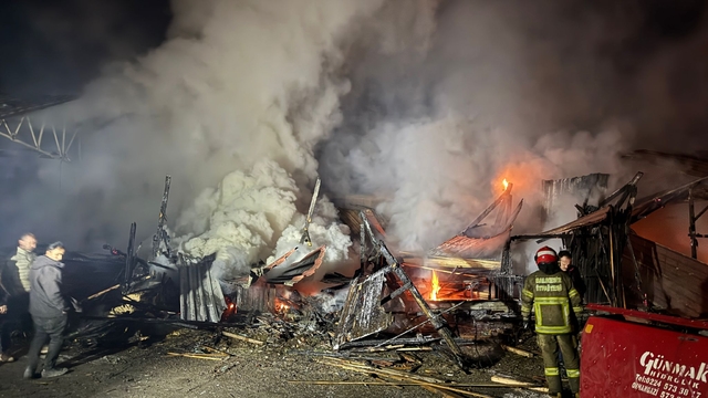 Balıkesir'de kereste deposunda çıkan yangın hasara neden oldu