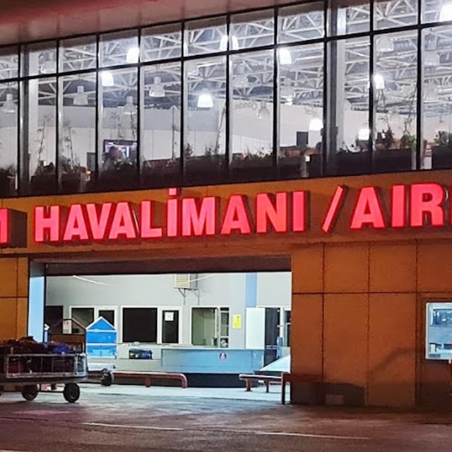 Antalya'dan kalkan uçak, yolcuların kavgası nedeniyle Erzurum'a zorunlu ini...