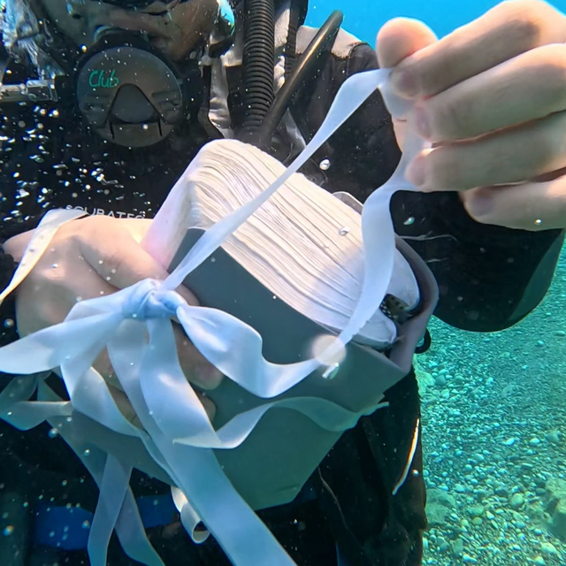 Deniz dibinde kurdeleyle bağlanmış İncil buldular