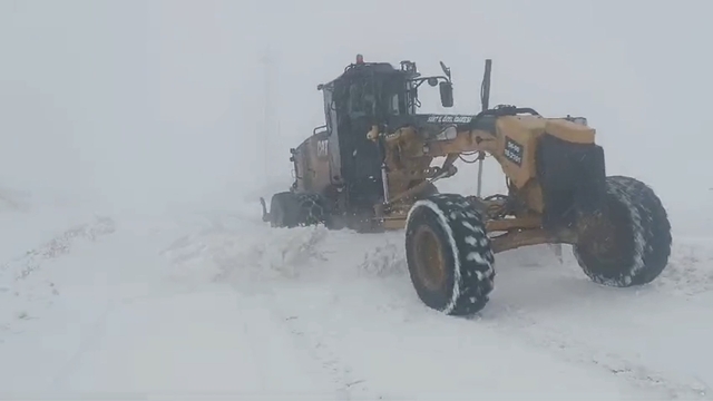 Siirt'te 92 köy yolu kardan kapandı