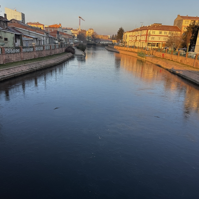 Eskişehir'de Porsuk Çayı'nın yüzeyi buz tuttu