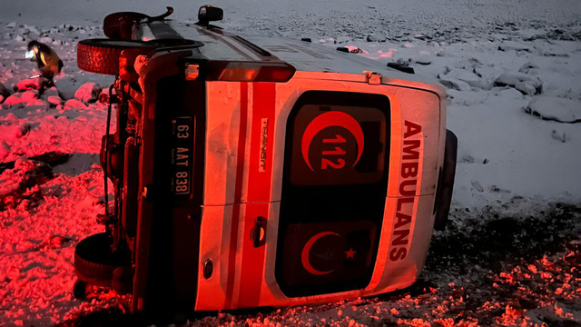 Şanlıurfa'da ambulans devrildi: 1 yaralı