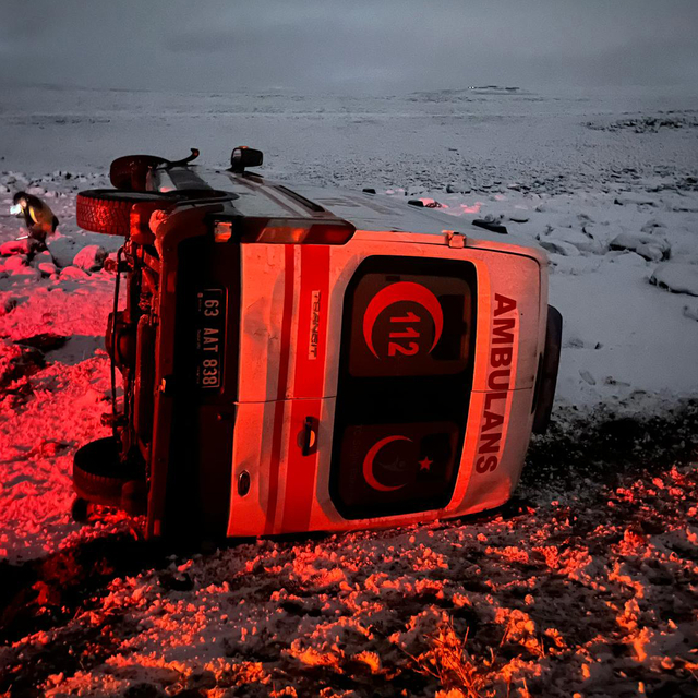 Şanlıurfa'da ambulans devrildi: 1 yaralı