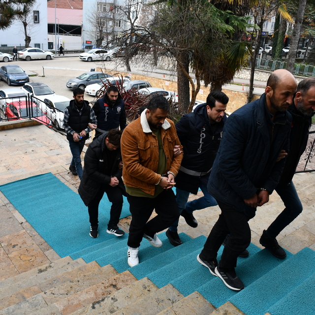Bilecik merkezli dolandırıcılık operasyonunda yakalanan 4 şüpheli tutukland...