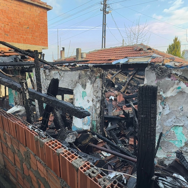 Edirne'de çıkan yangında iki ev kullanılamaz hale geldi