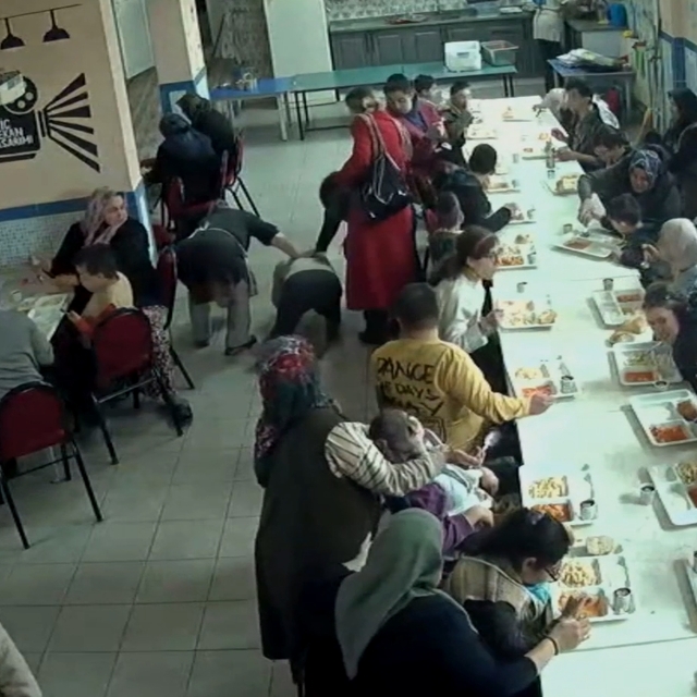 Kütahya'da öğretmen boğazına yiyecek takılan öğrencisini Heimlich manevrası...