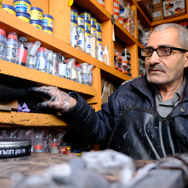 Bedensel engelli baba, ayakkabı boyacılığı yaparak 7 çocuğunu büyüttü