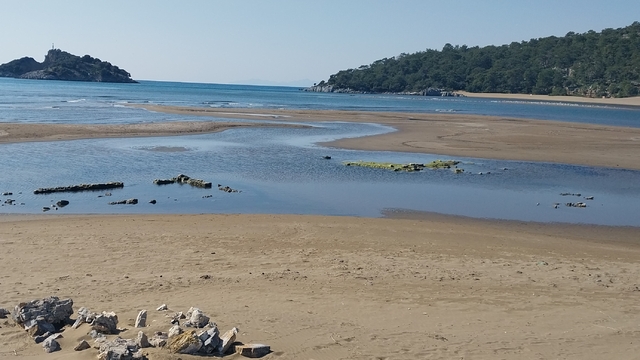 Muğla'da denizin çekilmesiyle tarihi gümrük binasının temeli ortaya çıktı