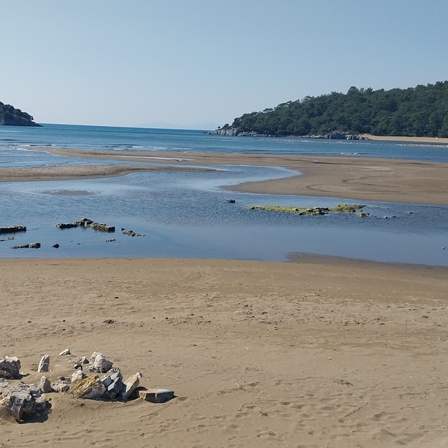 Muğla'da denizin çekilmesiyle tarihi gümrük binasının temeli ortaya çıktı