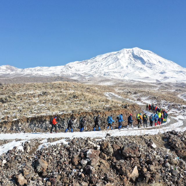 Karla kaplı Ağrı Dağı çetin kışta da dağcıları ağırlıyor