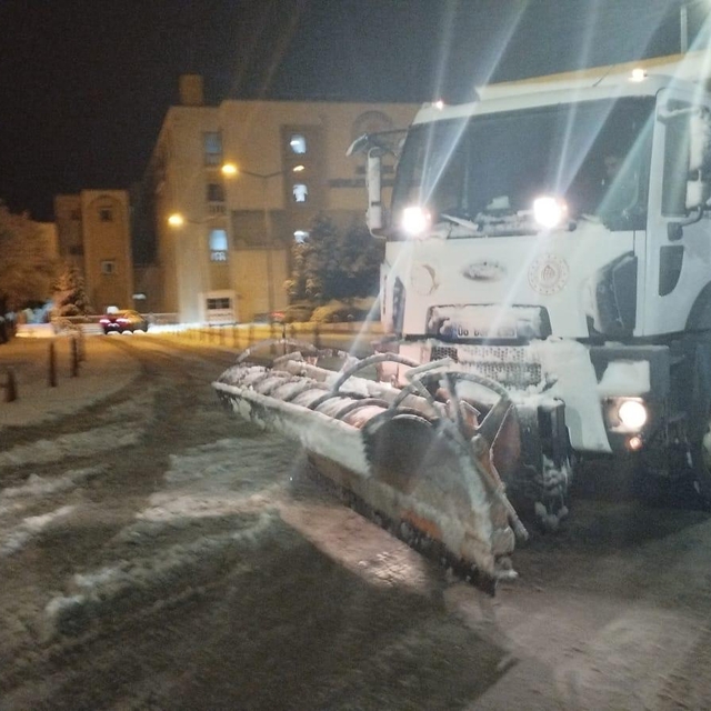 Midyat Belediyesi ekipleri kar temizleme çalışmalarını sürdürüyor
