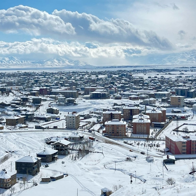 Hakkari'de 284 yerleşim yeri kardan kapandı