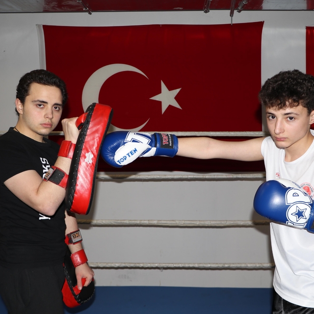 Beyin kanaması geçirince bıraktığı kick boksu öğrettiği kardeşi, ilk turnuv...