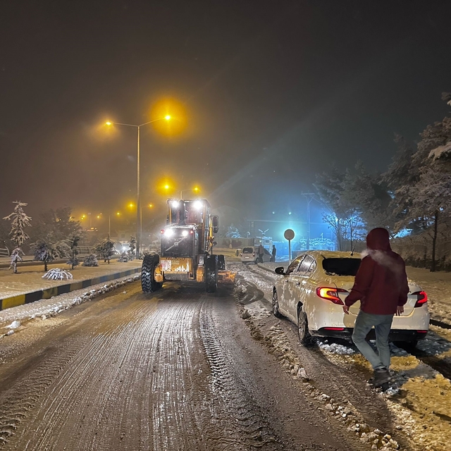 Mardin'de kar yağışına karşı gece mesaisi