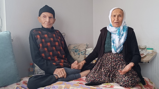 Belden aşağısı felç kocasına 60 yıldır sevgiyle bakıyor
