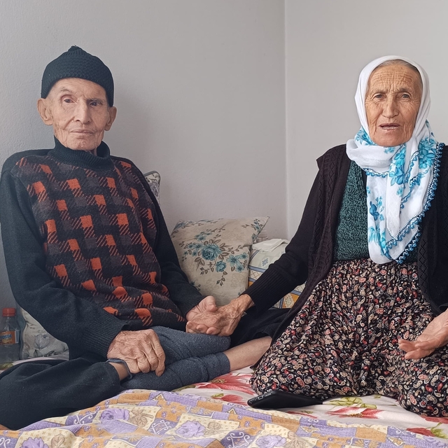 Belden aşağısı felç kocasına 60 yıldır sevgiyle bakıyor