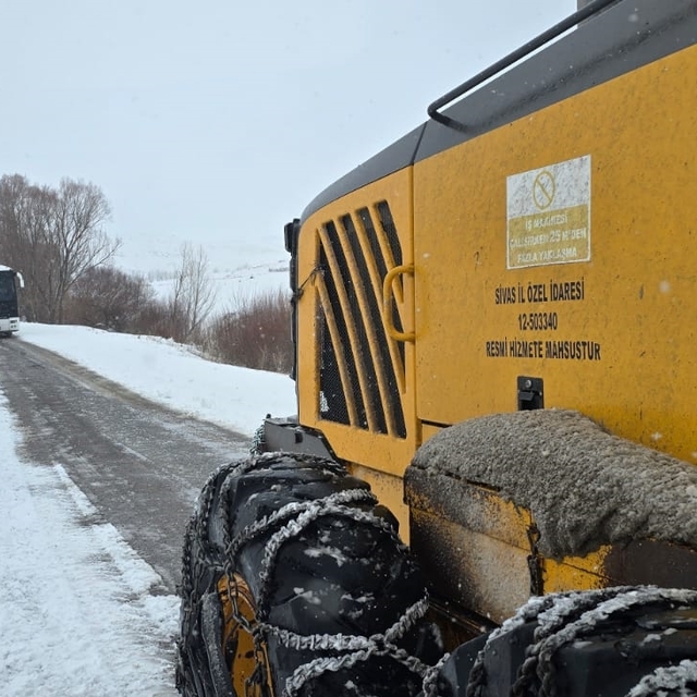 Cenaze defni için köye giderken kar ve tipi nedeniyle araçlarında mahsur ka...