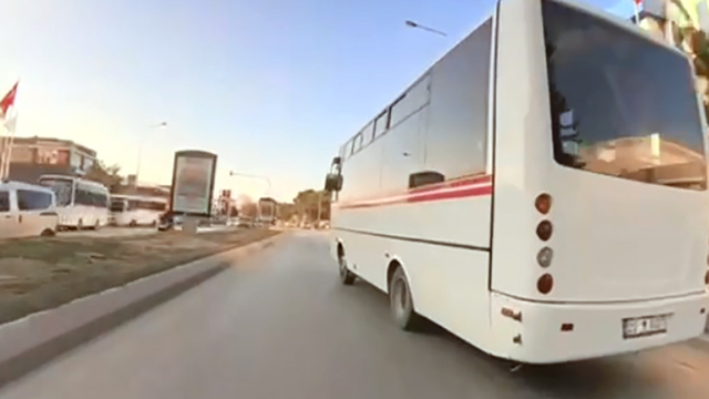 Minibisün çarptığı motosiklet sürücüsü yaralandı