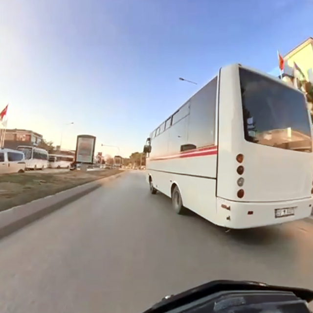 Minibisün çarptığı motosiklet sürücüsü yaralandı