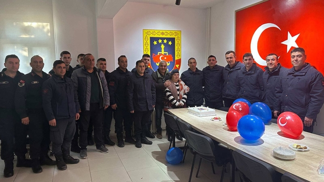 Yozgat'ta jandarma ekiplerinden down sendromlu Suna'ya doğum günü sürprizi