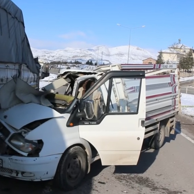 Malatya'da kamyonet TIR'a çarptı: 1 ölü, 1 yaralı