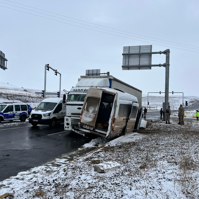 Ağrı'da tır ile minibüsün çarpıştığı kazada 2'si ağır 8 kişi yaralandı