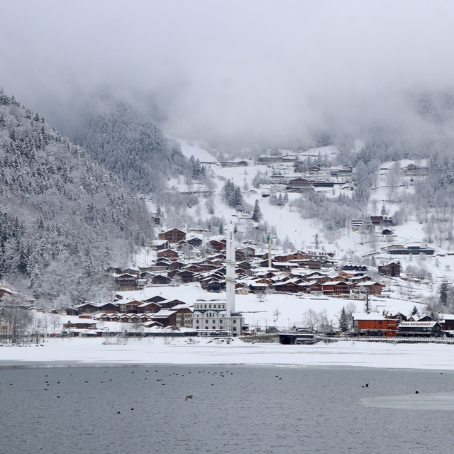 Uzungöl'ün yüzeyi buz tuttu