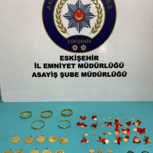 Eskişehir'de kendilerini polis olarak tanıtıp dolandırıcılık yapan 2 zanlı...