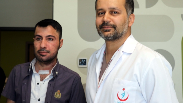Çenesindeki tümör alındı, yerine bacağından parça nakledildi