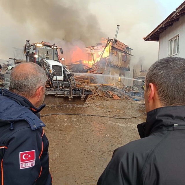 Uşak'ta yangında 6 ev zarar gördü