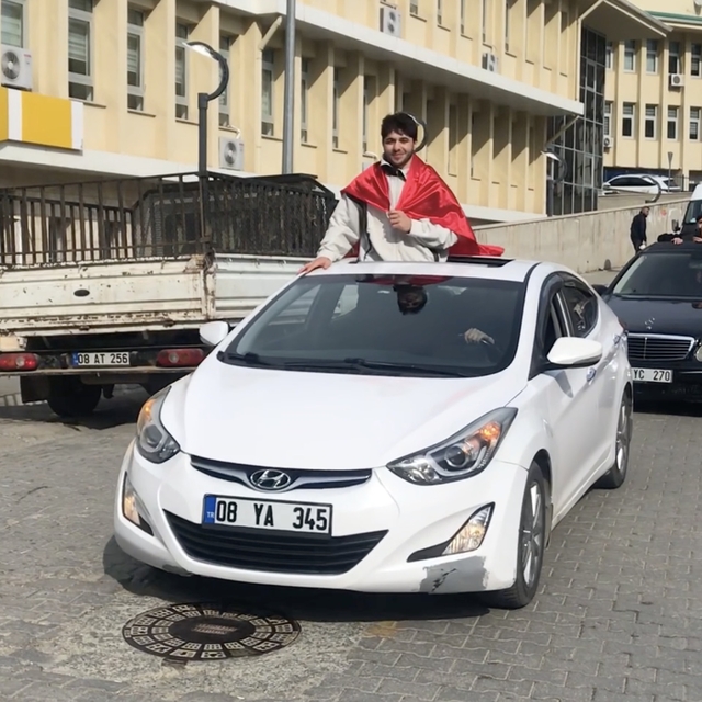 Şampiyon güreşçi memleketi Yusufeli'nde coşkuyla karşılandı