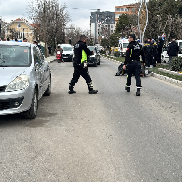 Kırklareli'nde otomobil ile çarpışan motosikletteki kurye yaralandı