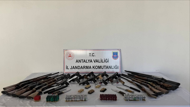 Antalya'da jandarma ekiplerince düzenlenen operasyonda 18 şüpheli yakalandı