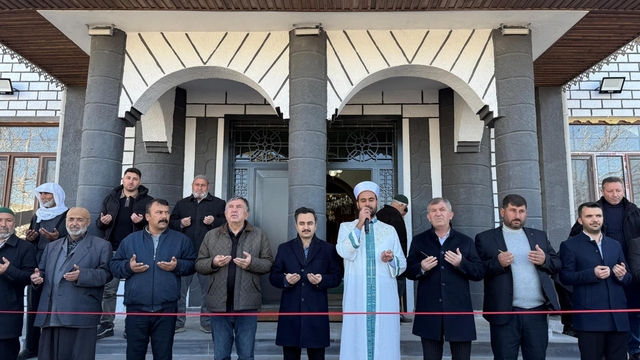 Gaziantep'te depremde yıkılan cami yeniden yapılarak ibadete açıldı