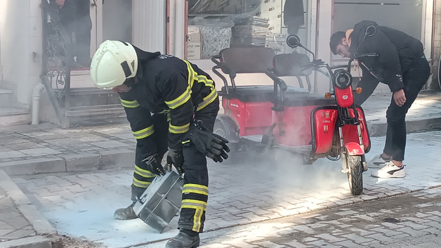 Samsun'da park halindeki elektrikli bisiklet yangın sonucu zarar gördü