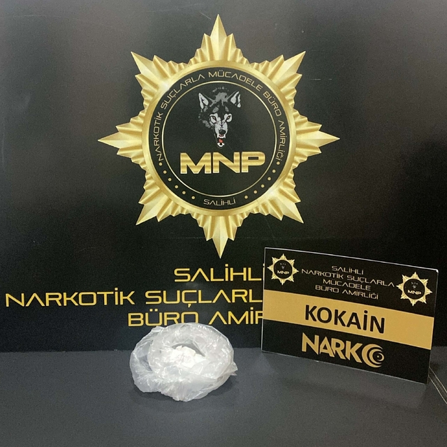 Manisa'da otomobilde kokainle yakalanan 3 kişiye gözaltı