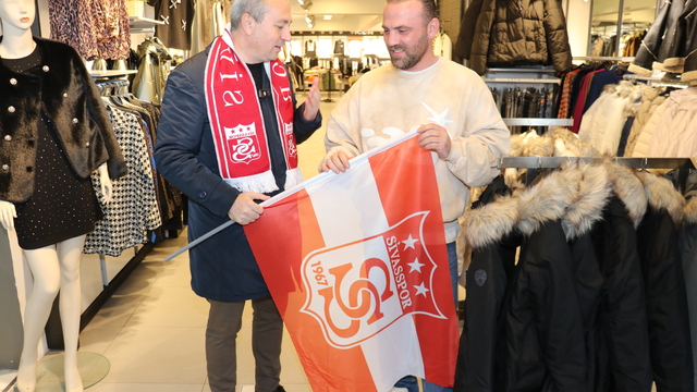 Sivas Belediye Başkanı Uzun, Sevgililer Günü dolayısıyla esnafa Sivasspor bayrağı dağıttı