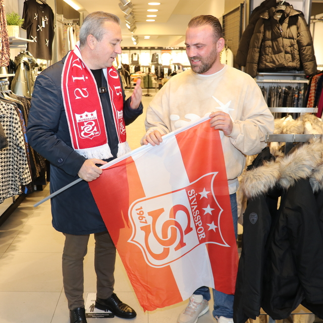 Sivas Belediye Başkanı Uzun, Sevgililer Günü dolayısıyla esnafa Sivasspor b...