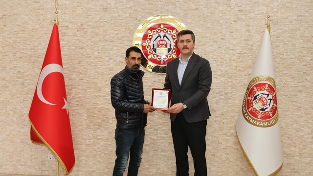 Siirt'teki yangında binada mahsur kalanları nakliye asansörleriyle tahliye eden firmalara plaket