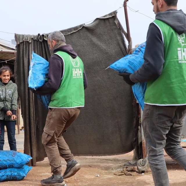 Bitlis Belediyesi, Halep'teki ihtiyaç sahiplerine kömür yardımı yaptı